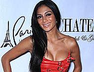 Nicole Scherzinger shows her legs & cleavage