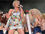 Miley Cyrus legs and upskirt on the stage