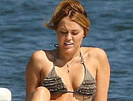 Miley Cyrus in bikini enjoys with friends