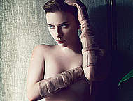Scarlett Johansson sexy & braless posing pix