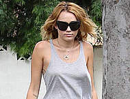 Miley Cyrus pokies and legs when skating