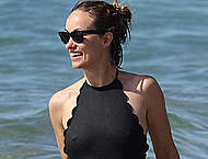 Olivia Wilde sexy in black swimsuit in Hawaii Olivia Wilde sexy in black swimsuit in Hawaii